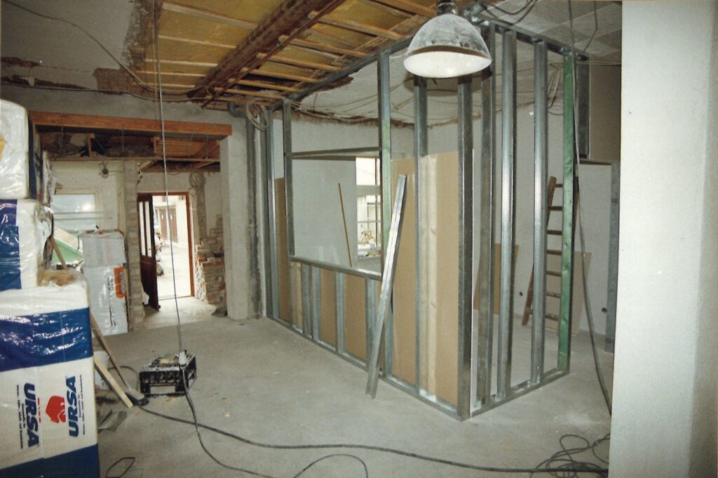 Trockenbau im Rohbau des Anbaus mit Metallständerwänden