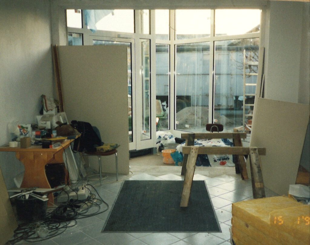 Innenausbau des Anbaus mit Fensterfront und Baumaterial