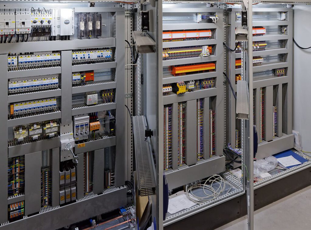 Schaltschrank mit Verdrahtung – Arbeitsplatz Elektroniker bei EIM