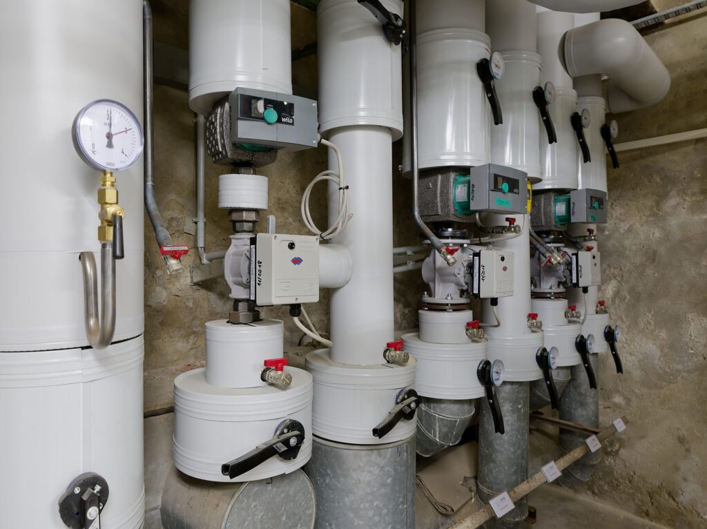 Isolierte Rohrleitungen in der Heizungsanlage