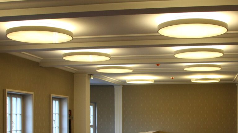 Neue Leuchten im Altbau – EIM Greifswald